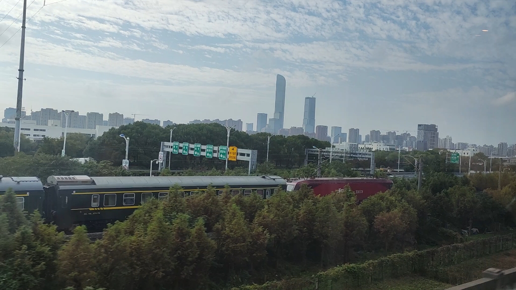 【火车竞速】在g7372次复兴号上与k2186普速车竞速?