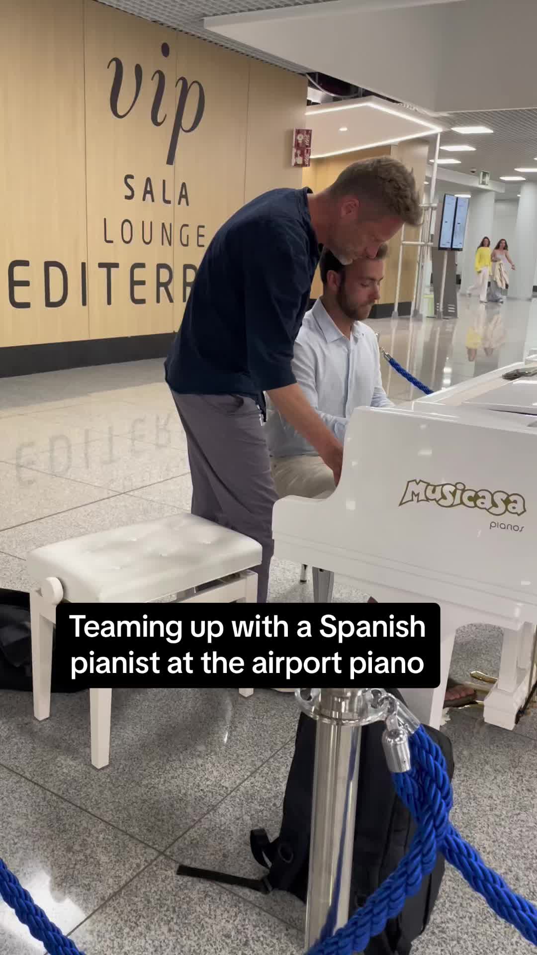 Teaming up with a Spanish pianist at the airport piano! Fun to find a fellow mus哔哩哔哩bilibili