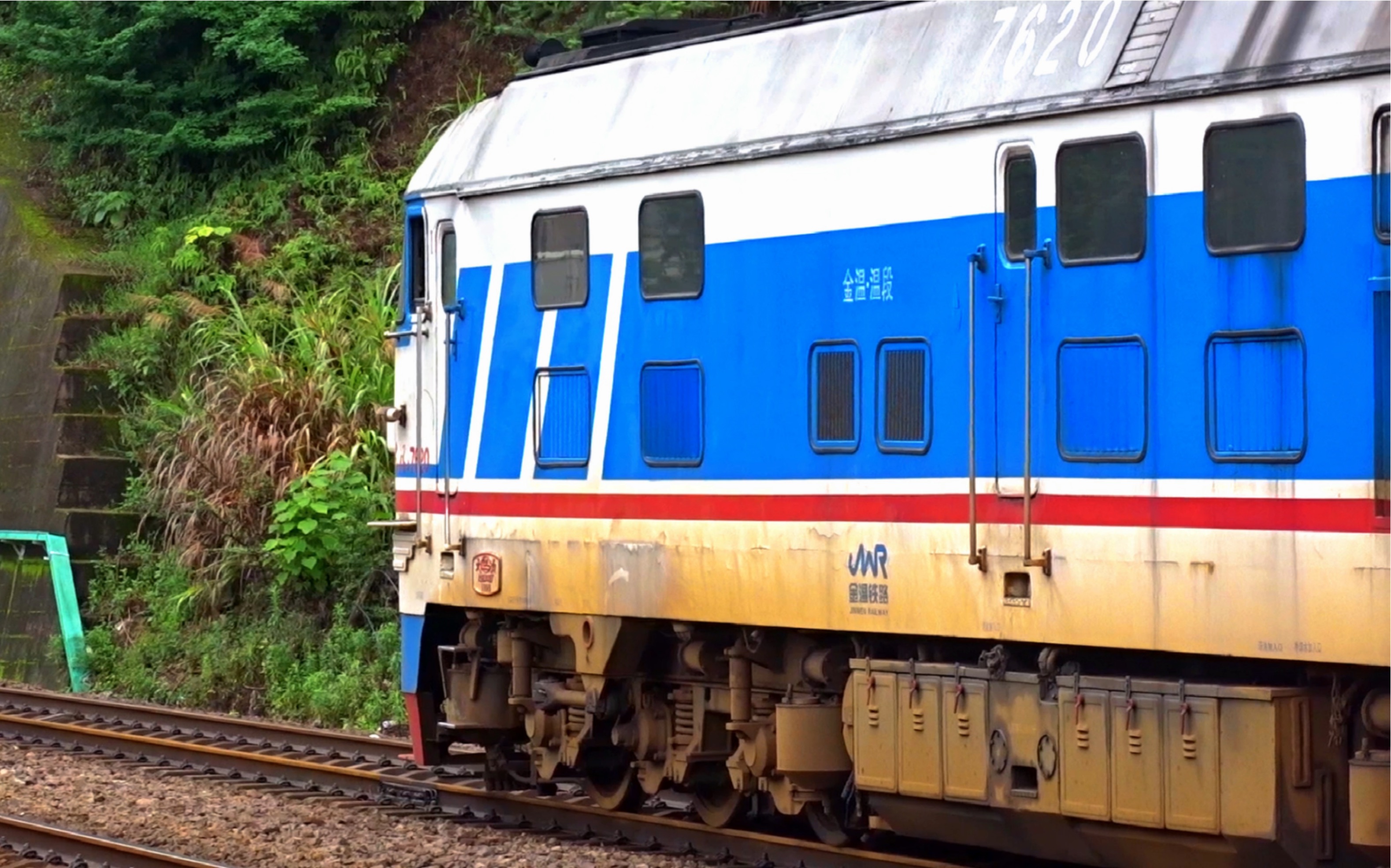 金温铁路 感受一下金温线原生态的df4b货车发车出站全程_哔哩哔哩