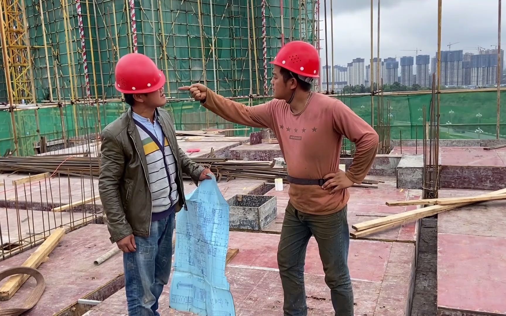 工地小伙找老板结账,500万的大工程身上一块钱都没有,太难了