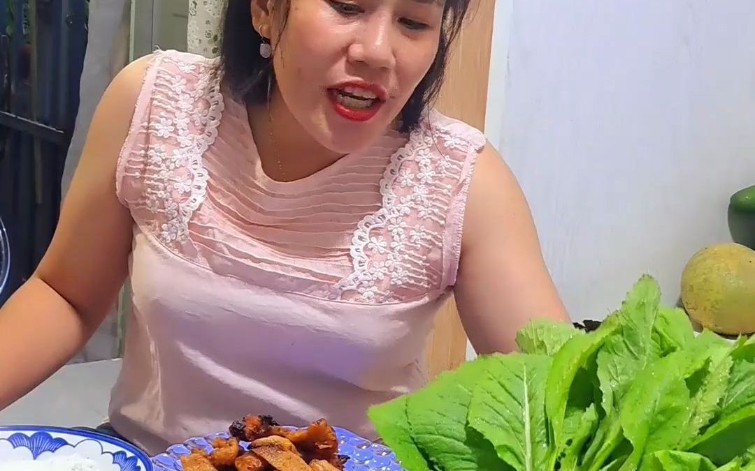 [图]THỊT NƯỚNG CHẤM SỐT TƯƠNG CUỐN CẢI BẸ XANH/ 青菜汁烤肉