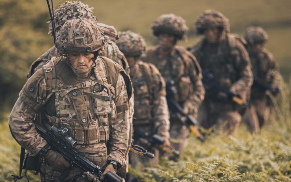 军事鉴赏皇家枪骑兵演习中的英国陆军步兵连队