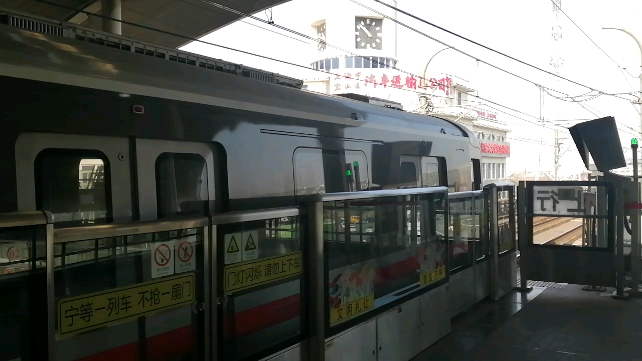 上海地铁1号线友谊西路站141胖头鱼与166钢一交汇