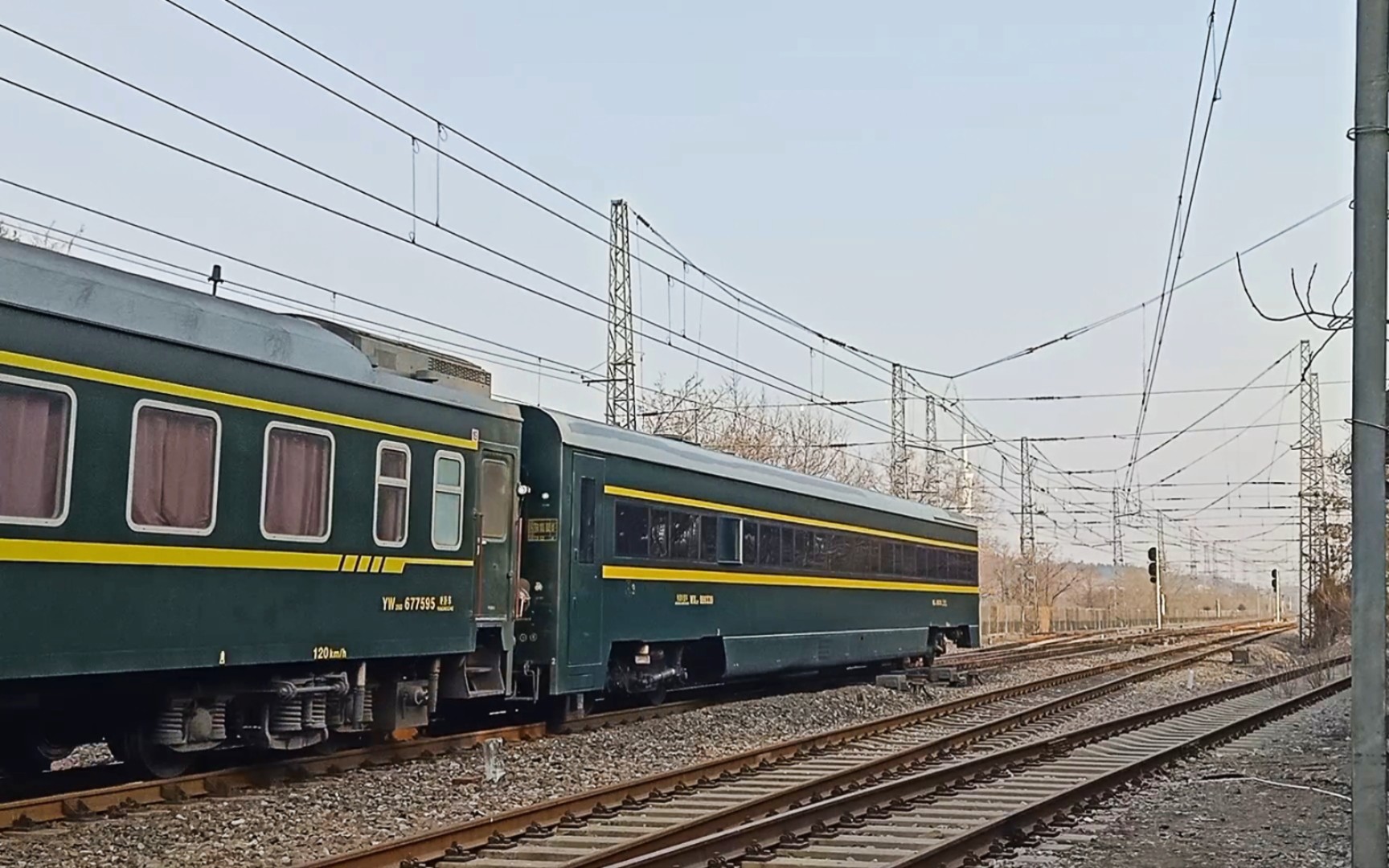 "西延铁路 服务三秦"冠名的hxd3d型电力机车牵引带轨道检查车的客车k