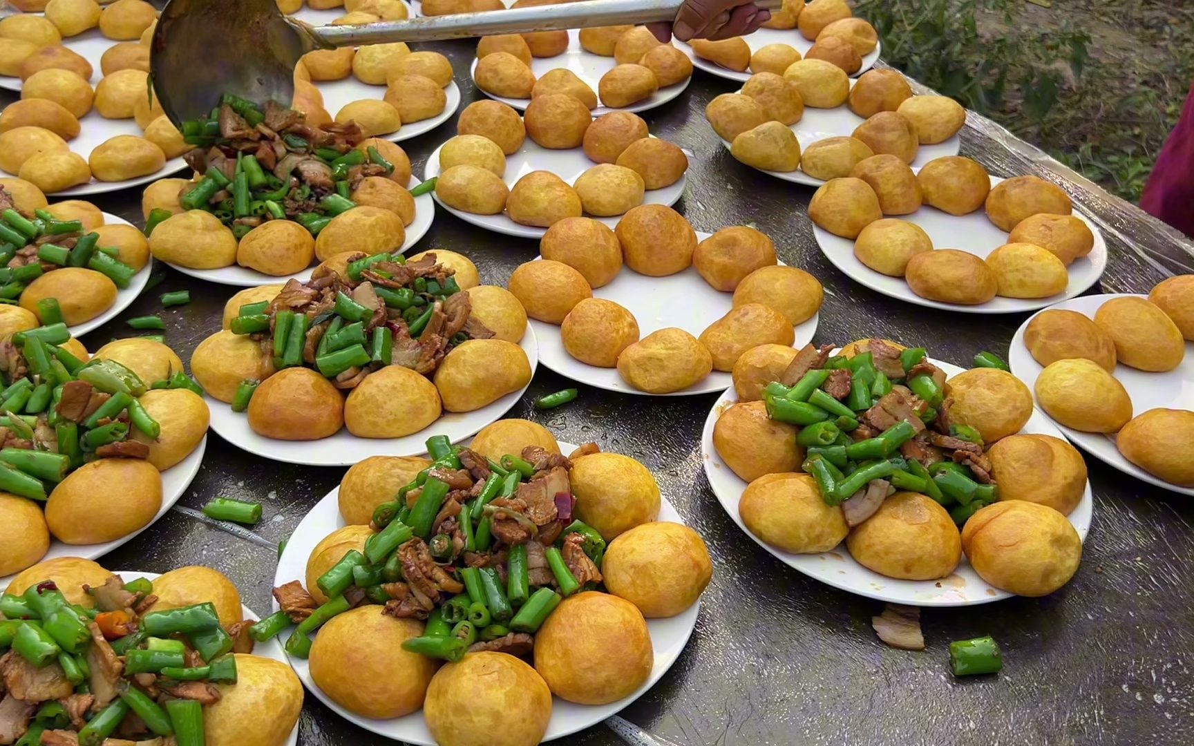 山东农村大席菜现场,240元14个菜2个汤,分量足,价格实惠.