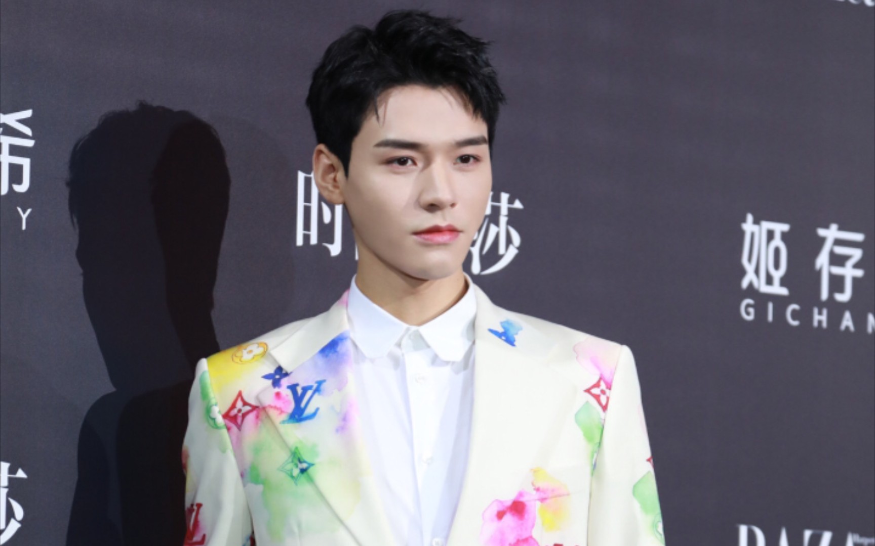 【龚俊】时尚芭莎现场!生图绝了!花蝴蝶最好看了!_哔哩哔哩_bilibili