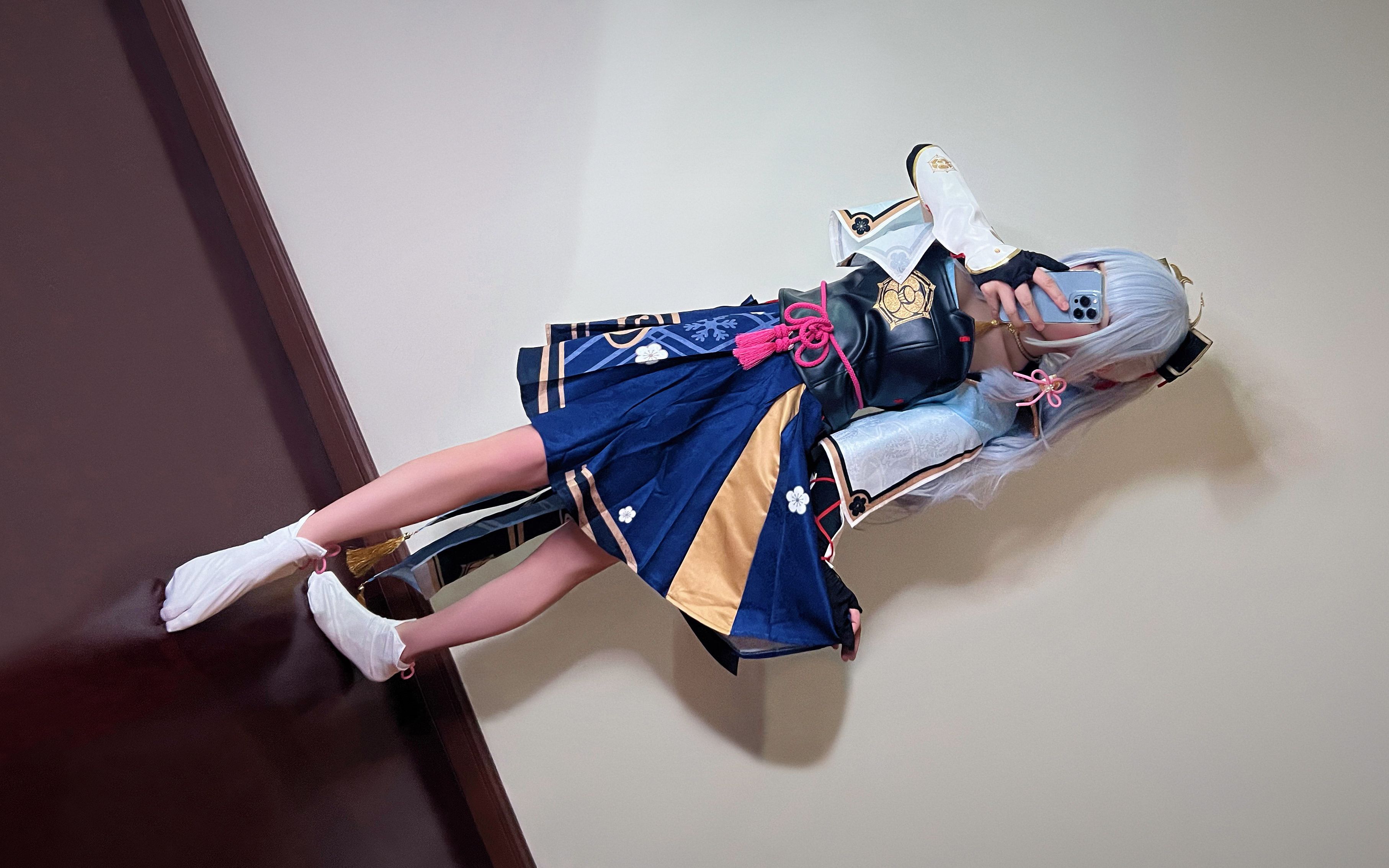 男孩子周末无聊在家做什么? ——— 神里绫华cos