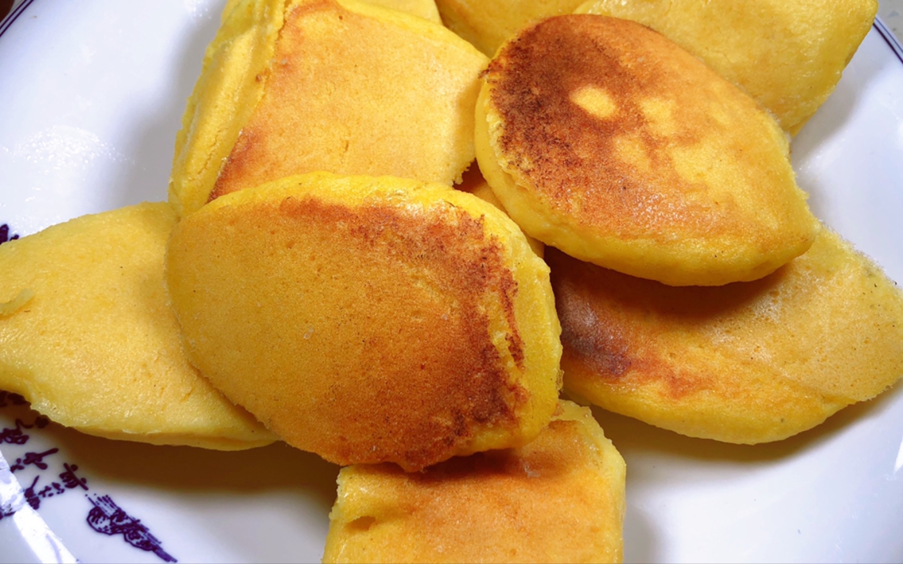 东北人小时候的家常饭,铁锅贴饼子越嚼越香,儿时的回忆_哔哩哔哩_bili