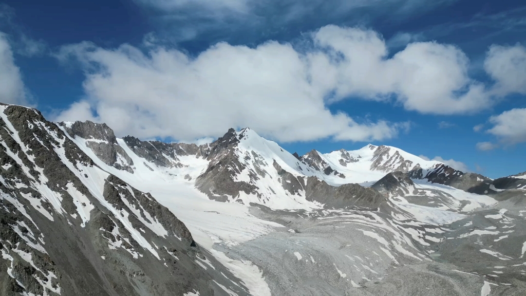 独库公路旁圣洁的雪山