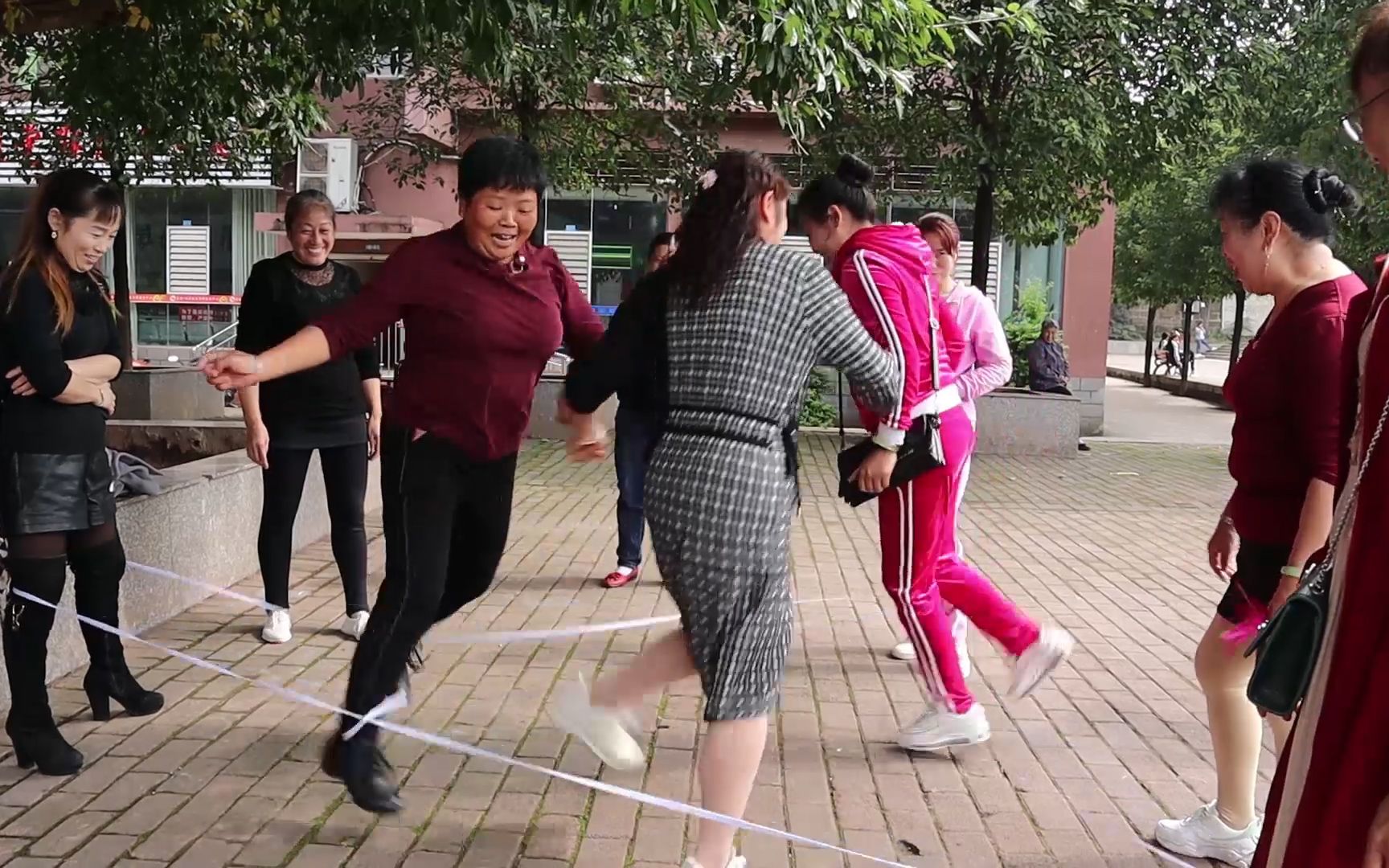 重阳节到来,超妈带上广场舞的姐妹们聚餐跳绳,欢声笑语太热闹了