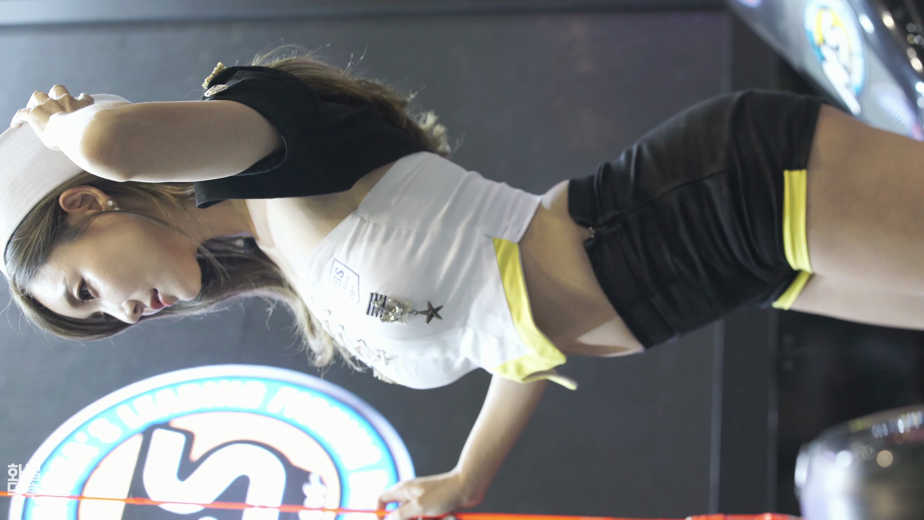 韩国超级车模崔涩琪搔首弄姿性感摆拍