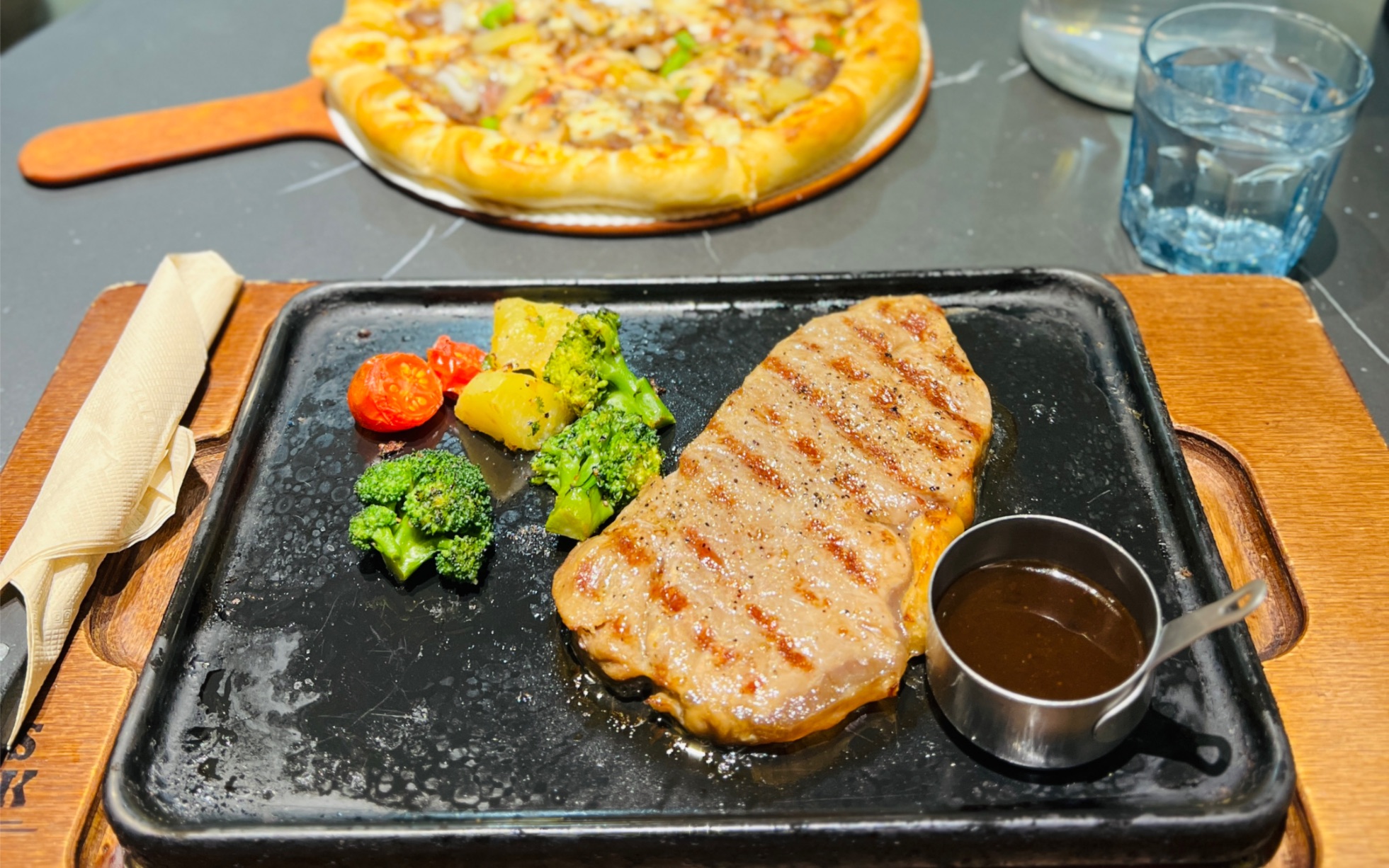 今日份一人食必胜客西冷牛排芝心和牛超级至尊披萨