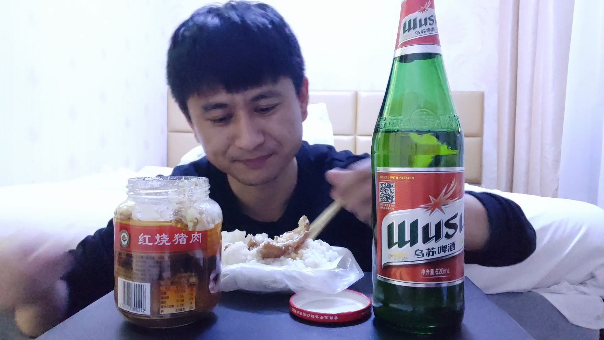 小伙喝夺命大乌苏配红烧猪肉罐头,大口喝酒吃肉,满嘴流油真香!