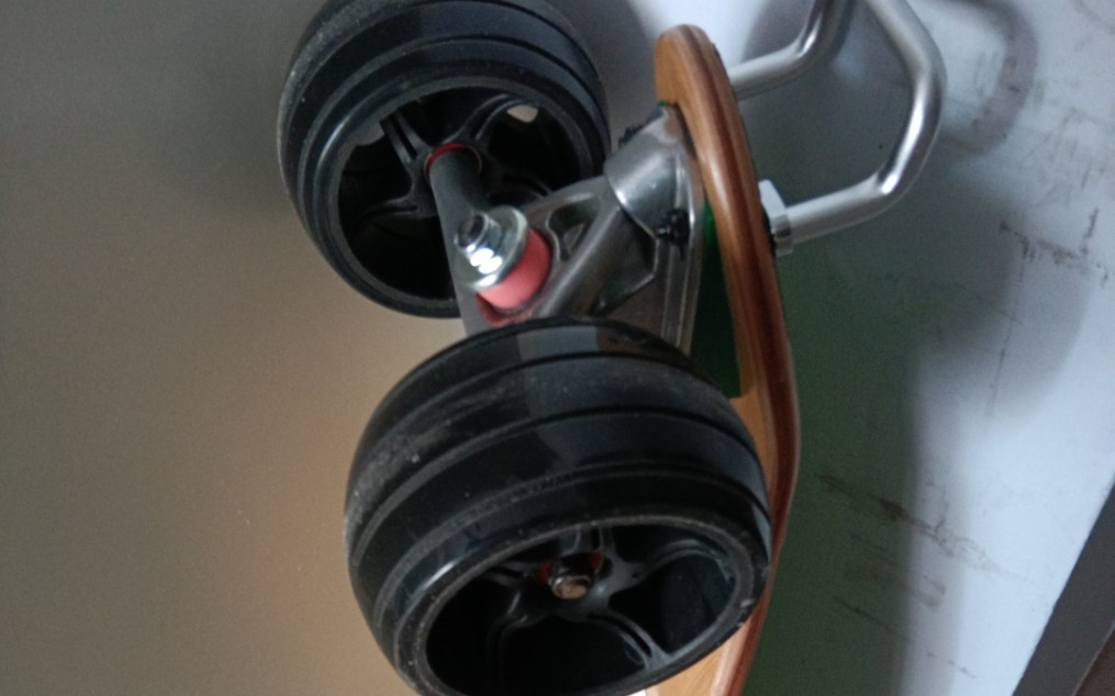 把120mm滑板车轮子装在长板上了