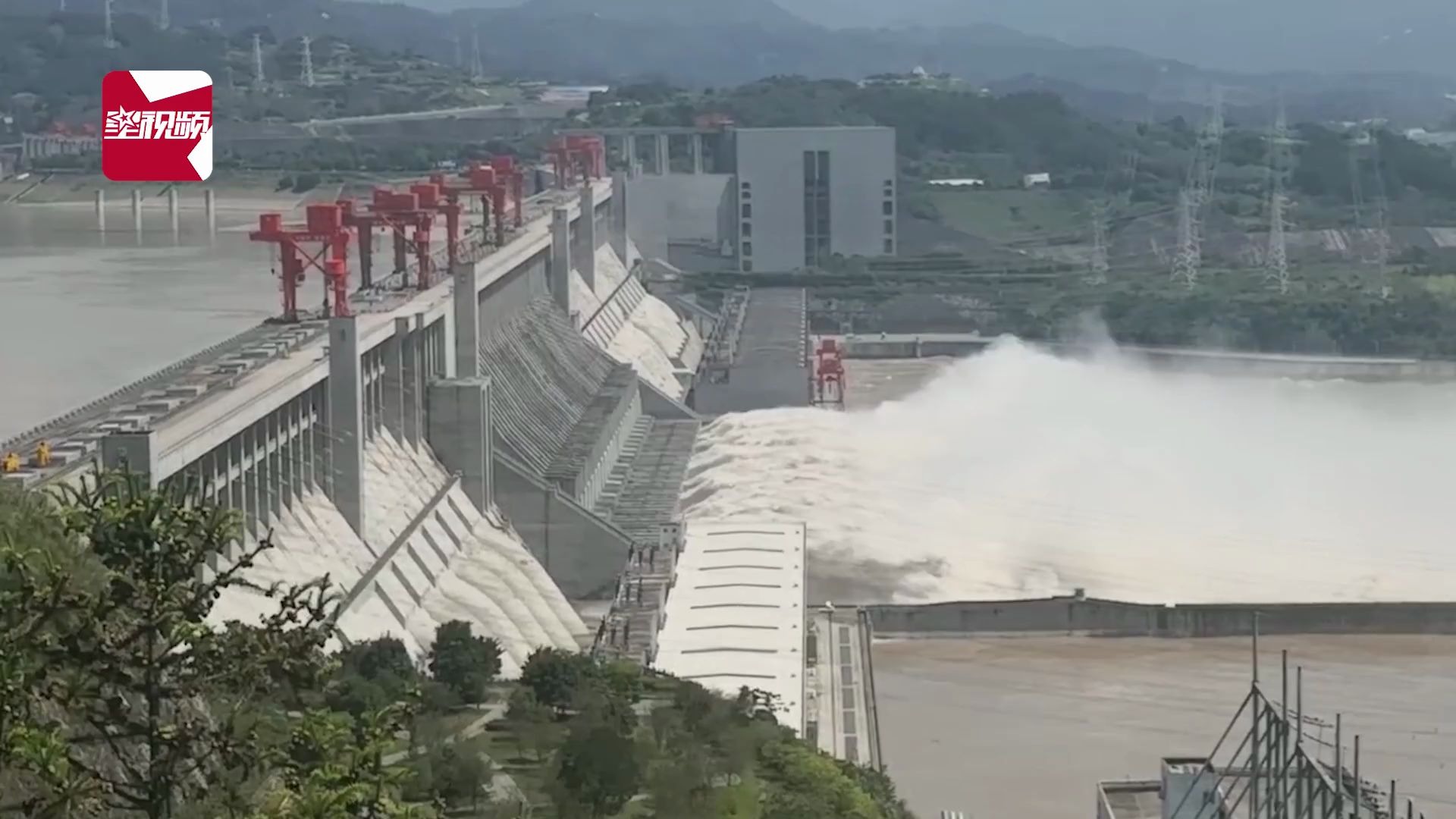 [图]十孔泄洪！三峡大坝遇建成后最大洪峰