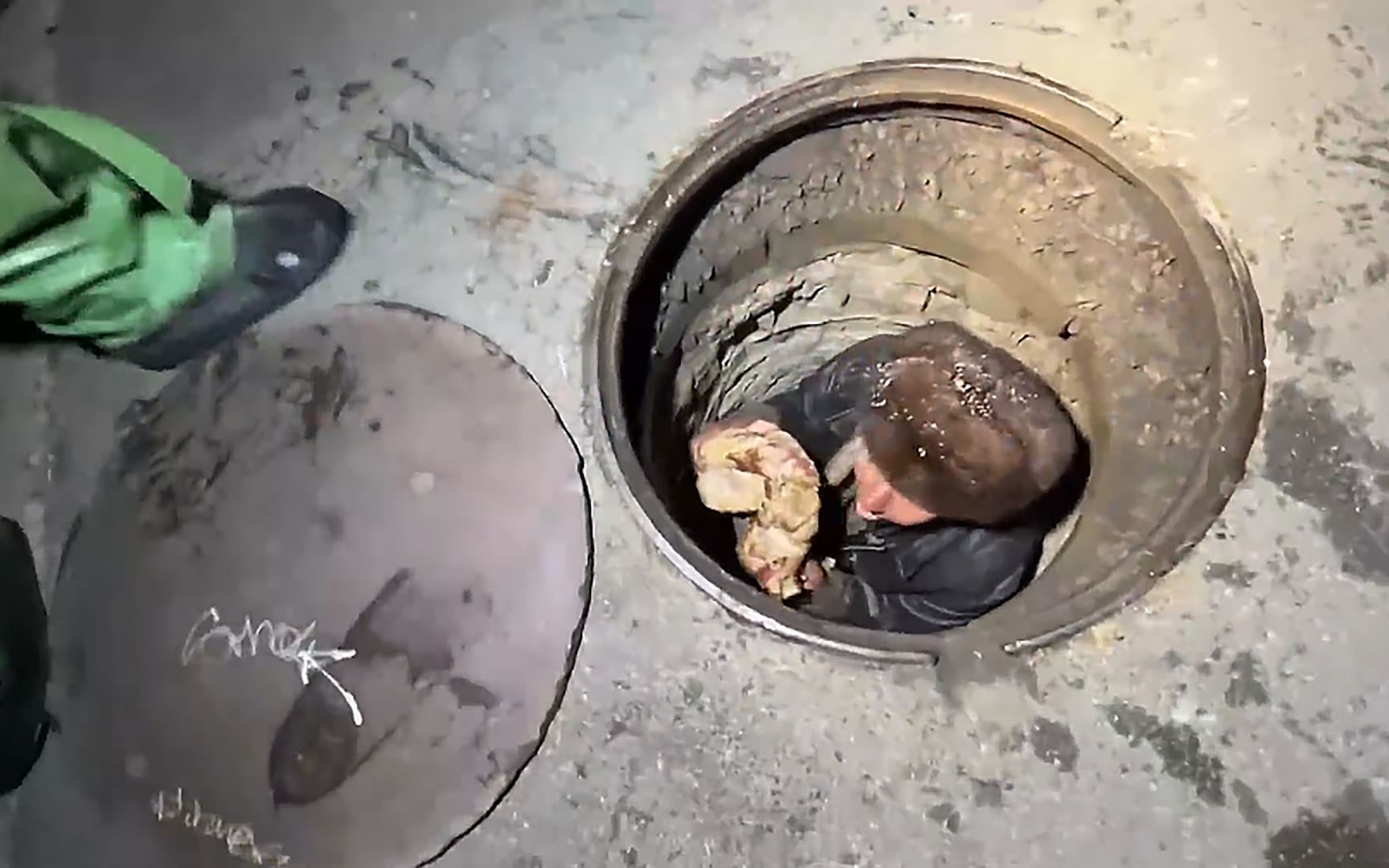这个男人在下水道里生活了十年,渴了就喝污水,饿了就抓老鼠吃