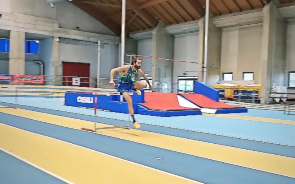 坦贝里在35次跳高训练后再做6组60米栏训练