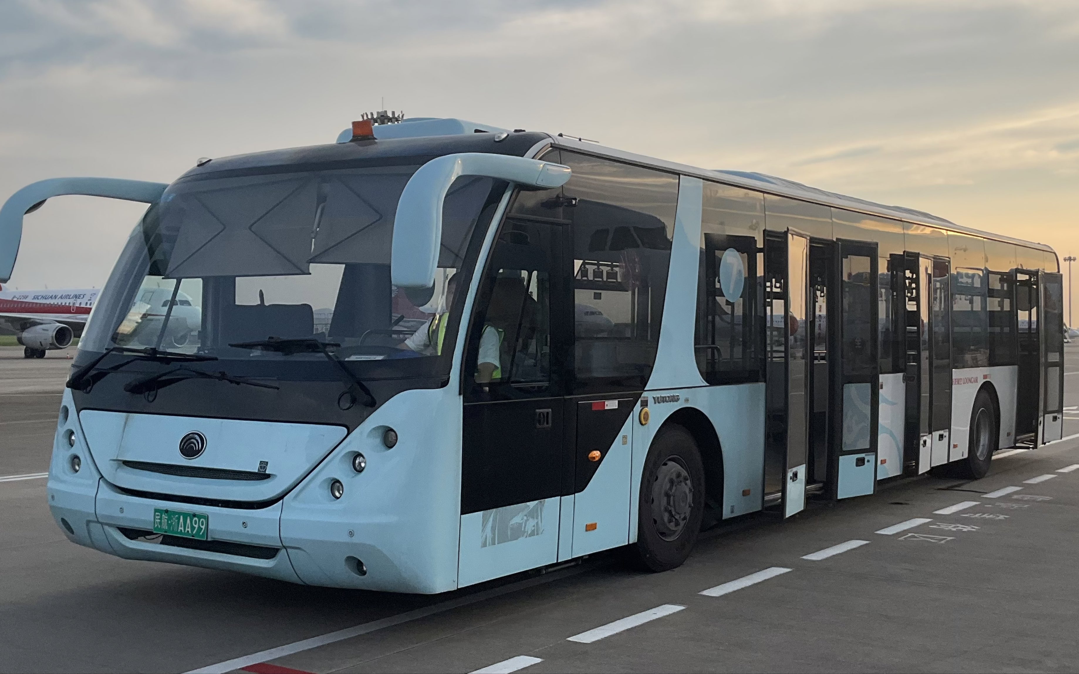 杭州萧山国际机场内部摆渡车(t3航站楼b87登机口-远机位)全程展望pov