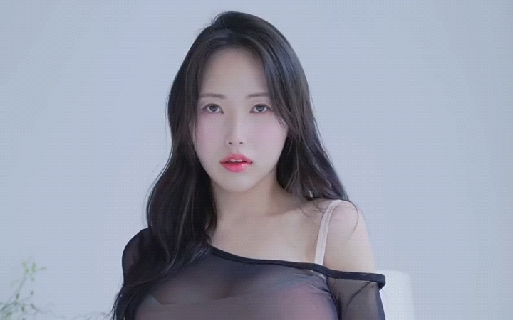 微胖女神玩花yeonhwa的薄纱双层性感包臀裙穿搭