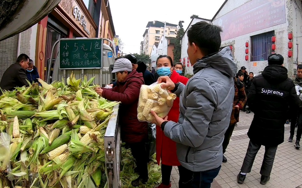 路口货车摆地摊卖玉米,5块钱一口袋随便选,大妈都围上来捡便宜