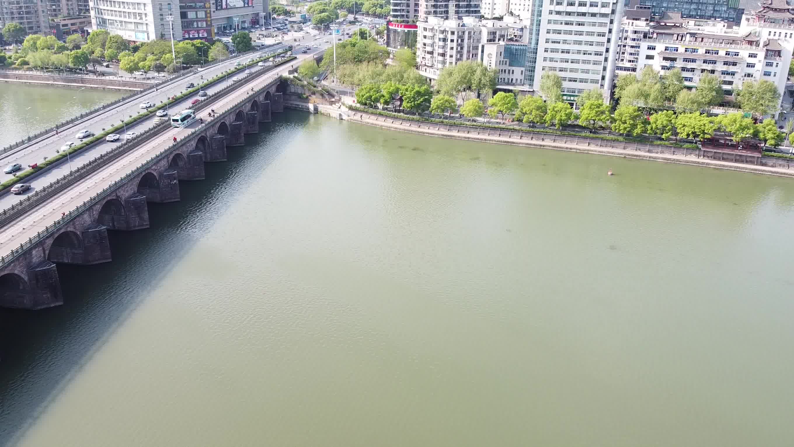 航拍金華通濟橋穿梭車流美麗的婺江黃賓虹公園