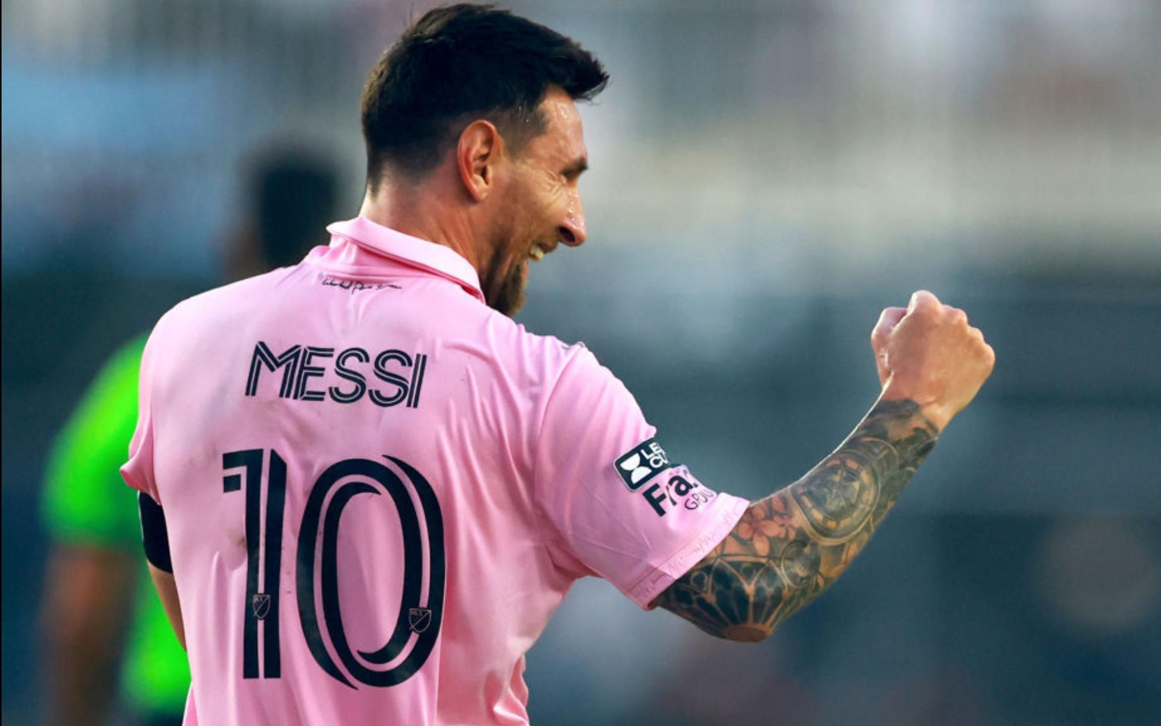 梅西完美表现征服全场!赛后球衣遭争抢 大量球迷涌入场边,火爆