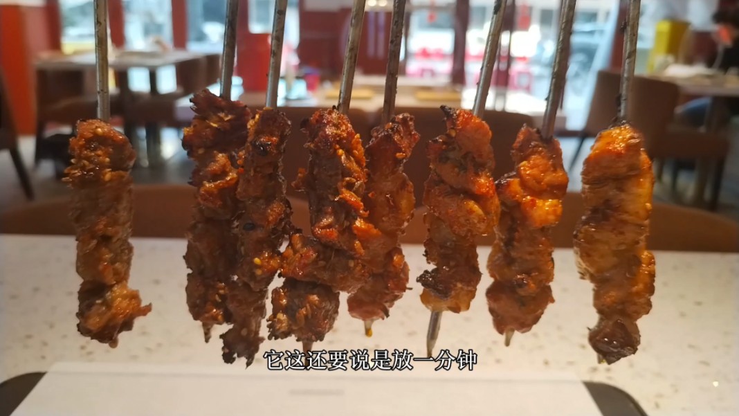 趁着饭局开始前,来汉口的蔡锷路尝几串东北碳缸烤肉,先打打牙祭!哔哩哔哩bilibili