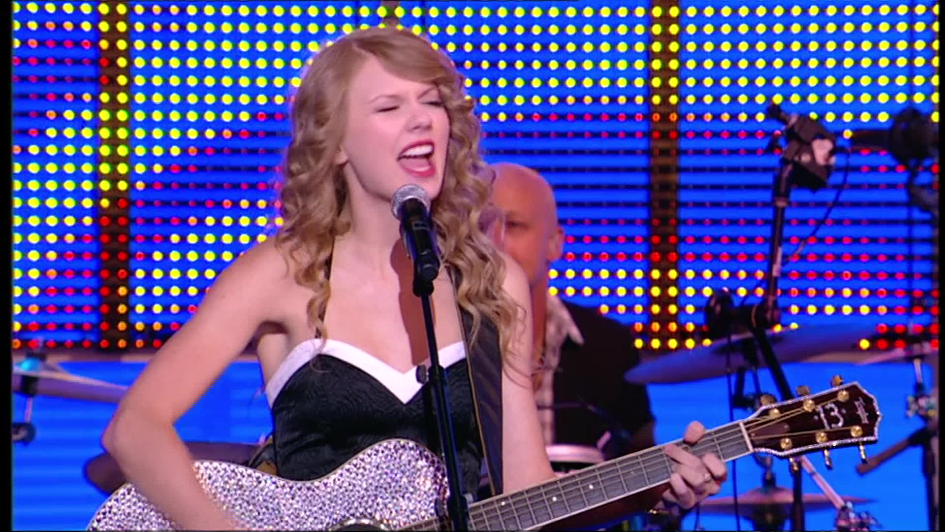 [图]【法国现场】Taylor Swift - Mine (Live Le Grand Journal) 2010.10.19