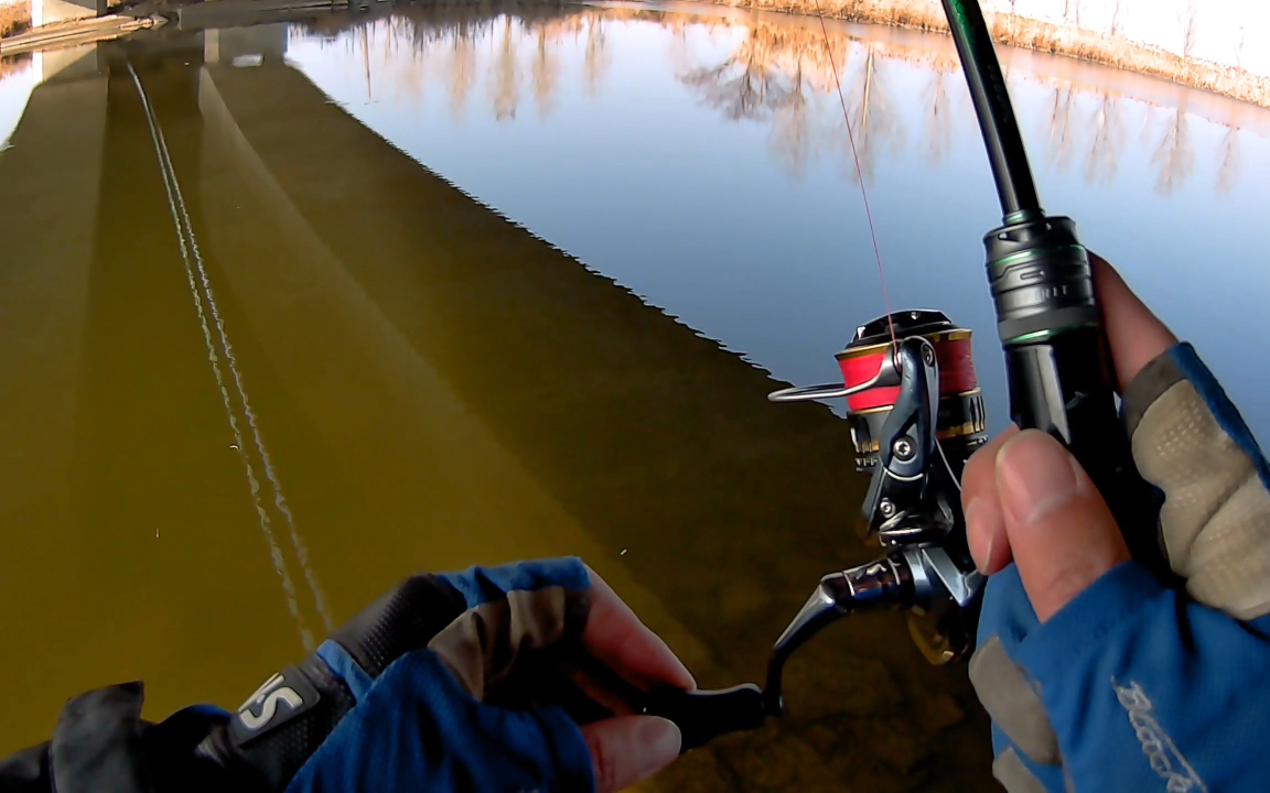 河道结冰,好不容易找个桥底.根钓钩钓上一条鱼!