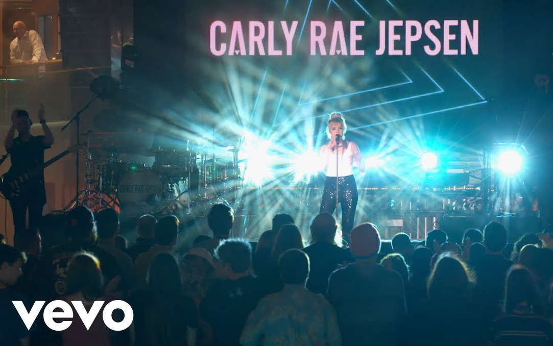 [图]【蹲妹】Carly Rae Jepsen游轮上演唱《Cut To The Feelings》