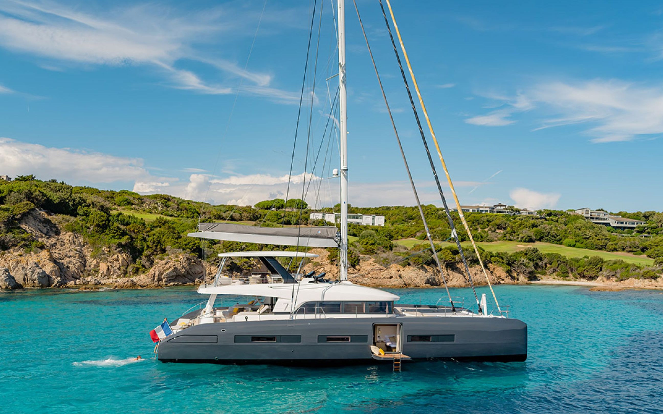 扬帆远航还是海上party,蓝高77大型豪华双体帆船皆可满足_哔哩哔哩