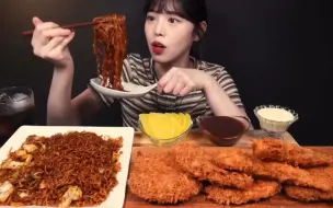 Скачать видео: 【搬运】230618 | BOKI欧尼mukbang 日式火鸡炒荞麦面＋酥脆的超大芝士炸猪排＋炸虾＋炸鱼排＋炸鸡排