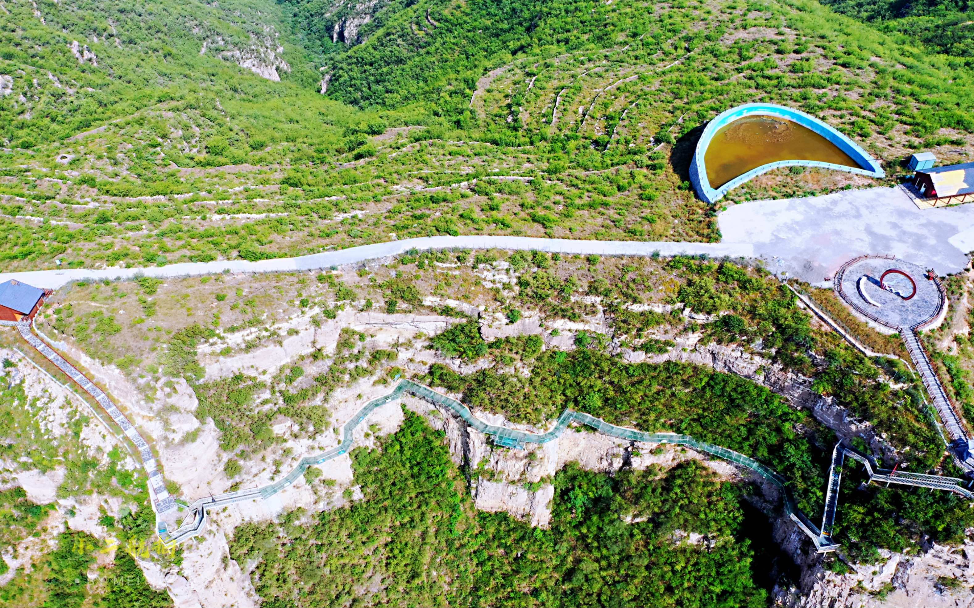 [图]河北峰峰大山上发现未开放的景点，竟然有露天游泳池，你感觉咋样