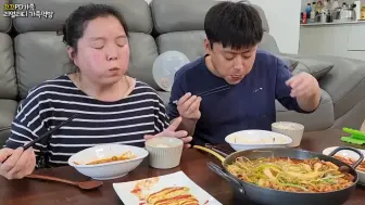 Tải video: [可可PD家庭]牛肉蘑菇泡菜火锅、新鲜葱泡菜、蛋卷。