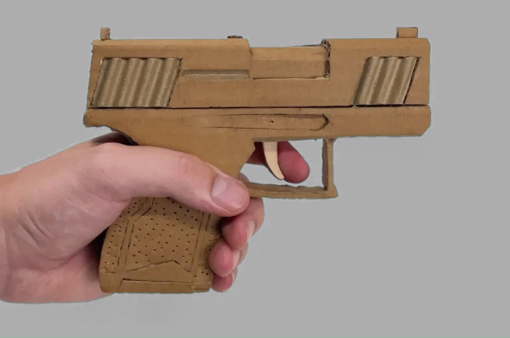 用硬纸板做橡皮筋手枪,逼真帅气,子弹还能发射很远