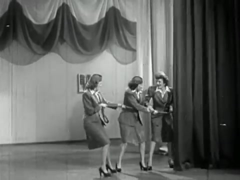 【摇摆乐|怀旧】The Andrews Sisters  Don't Sit Under the Apple Tree哔哩哔哩bilibili