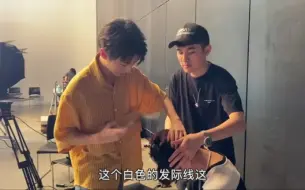 Download Video: 【王俊凯】小凯工作室更新视频一则~ 工作间隙，Tony凯上线，灵魂创作教你一招搞定头发长了怎么办，2020年全新造型震撼登场~