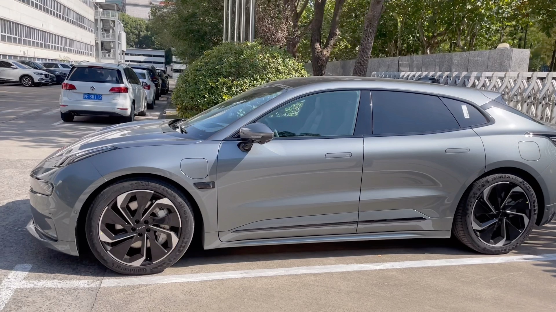 极氪001 镭射灰 阳光下外形 空悬低