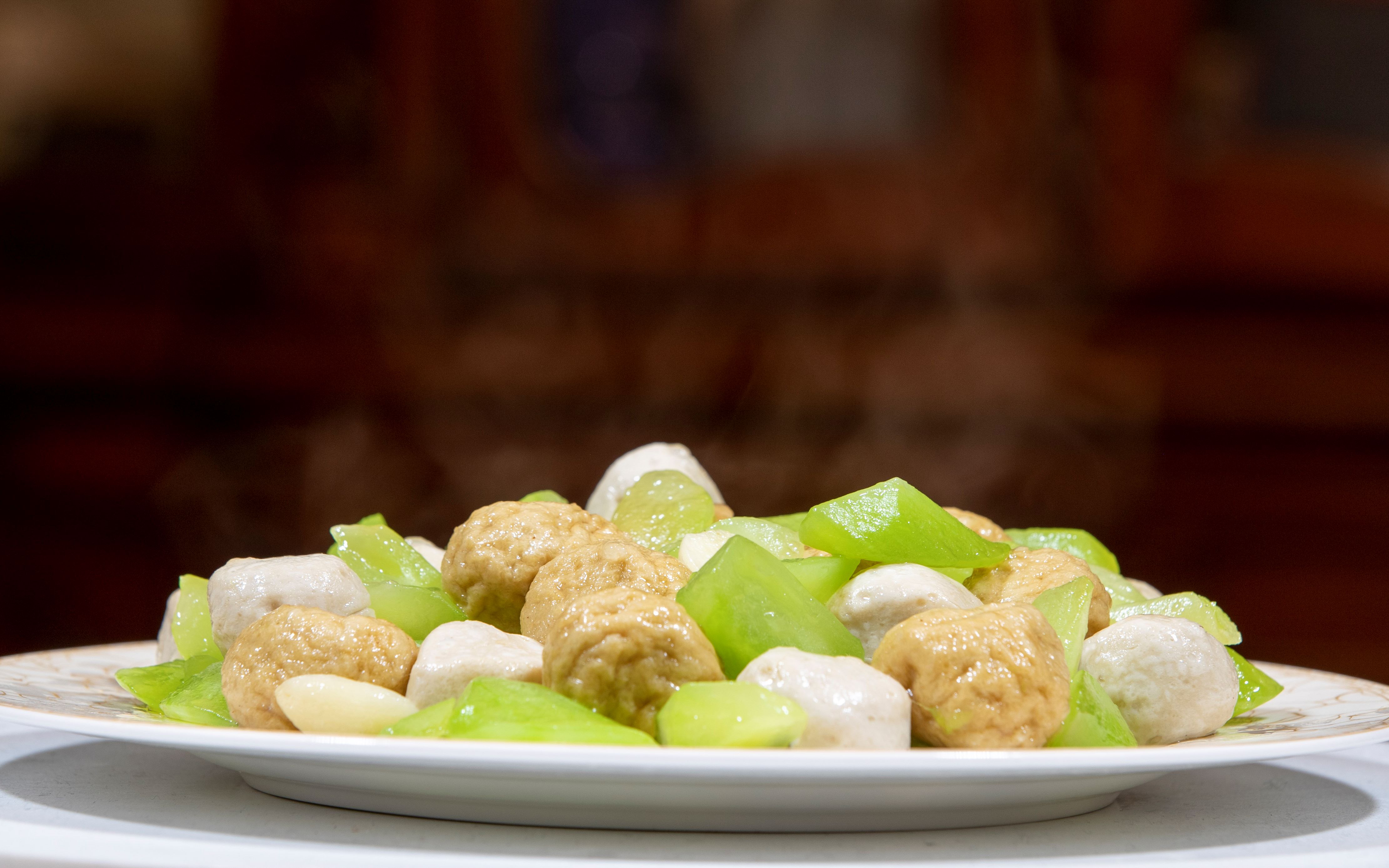 小炒菜莴笋炒鱼丸做法简单家常,上桌色泽鲜亮美味,是绝好下酒菜