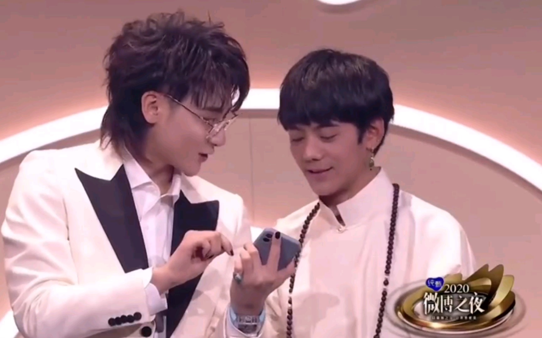 黄子韬和丁真两人成功奔现,画面太养眼了