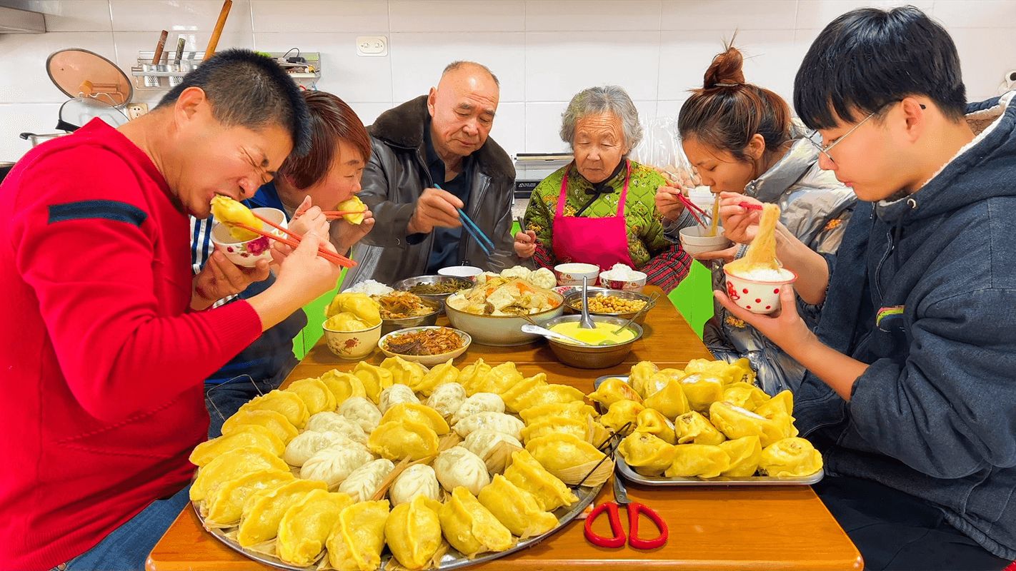 东北大妈蒸发面烫面酸菜包子,出锅全家都爱吃,怀孕儿媳没少吃哔哩哔哩bilibili