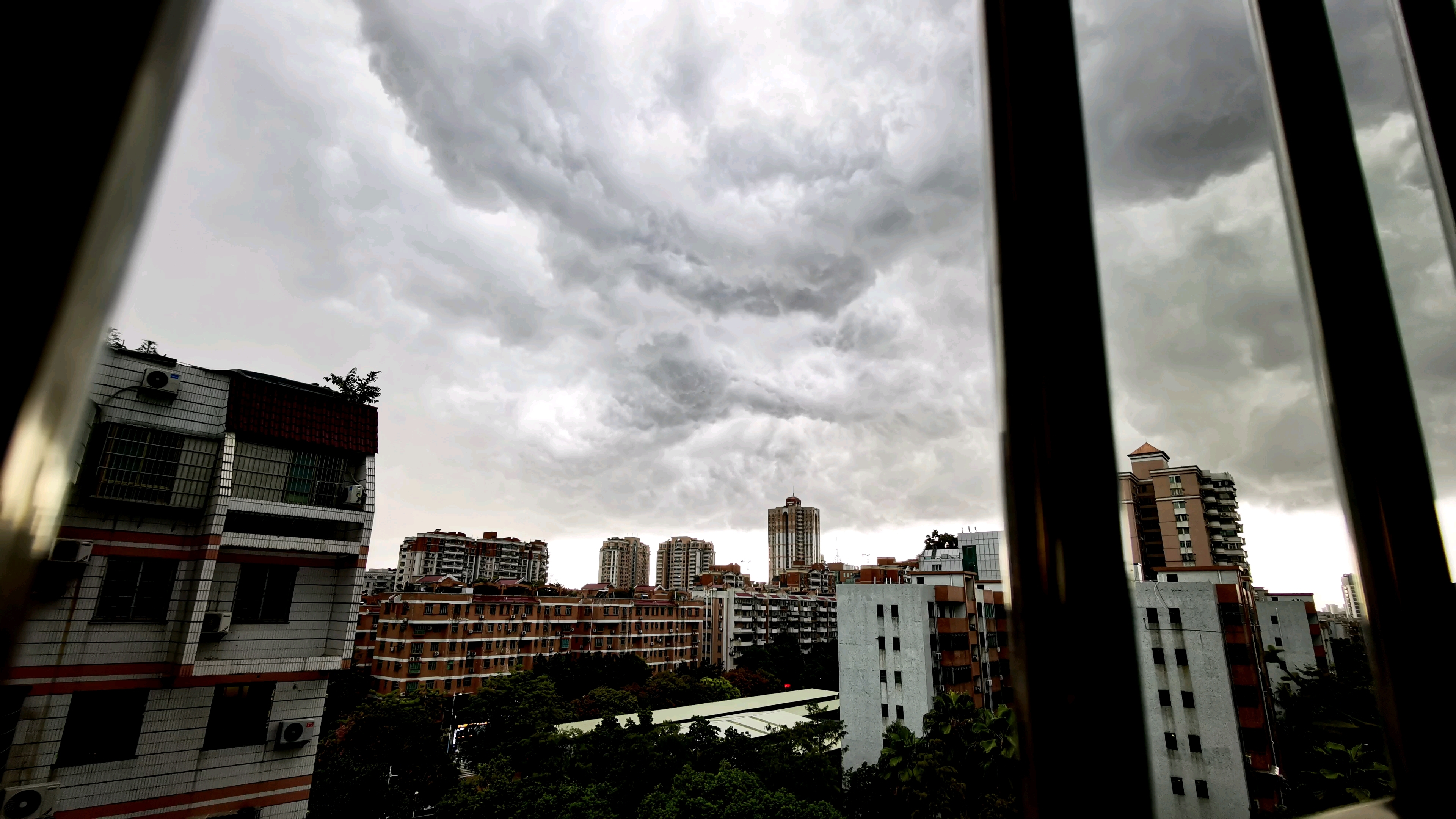 [图]暴风雨来临的云，朋友说跟特效一样