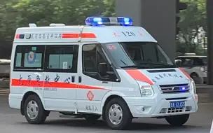 Download Video: 【First responders】太原市煤炭中心医院急救车code3开启警灯+警笛经过路口  过往车辆进行礼让