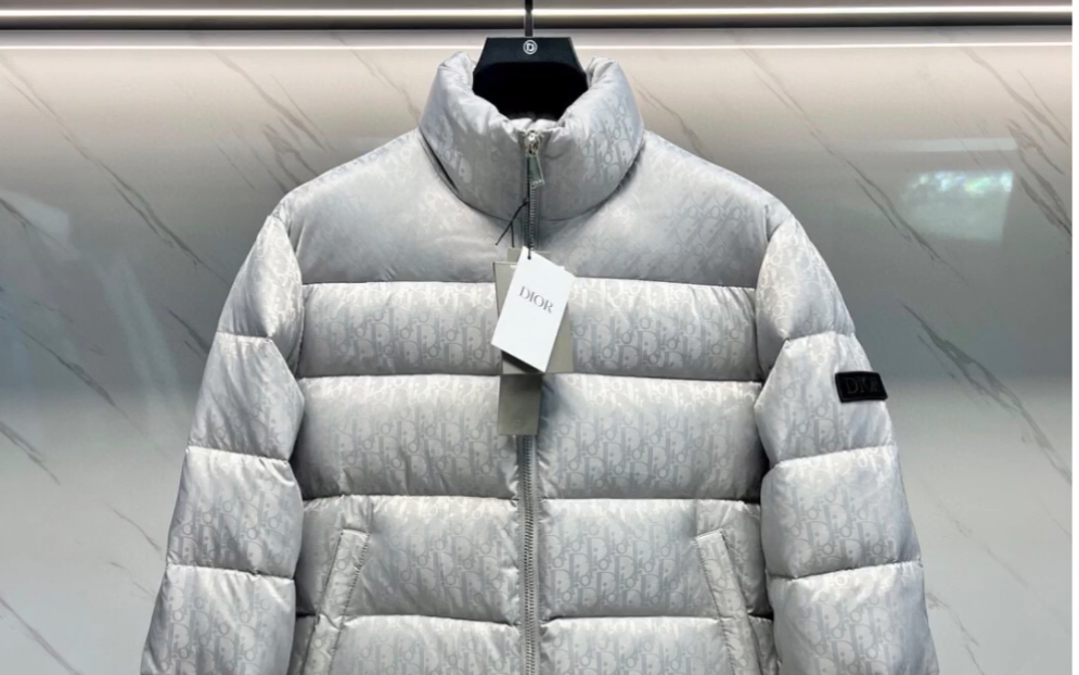 dior迪奥高仿oblique迪奥老花经典羽绒服,冬日里增添一分色彩