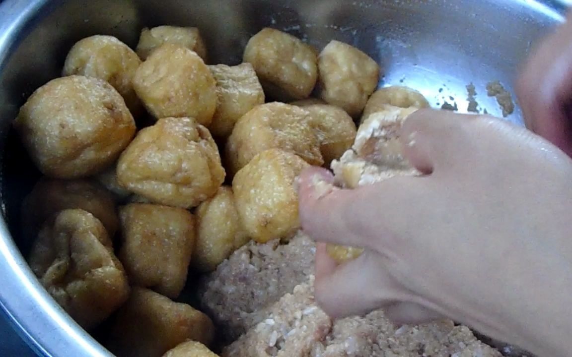 廣西農家釀豆腐,製作簡單用料足,所以做出來非常受老人小孩喜歡