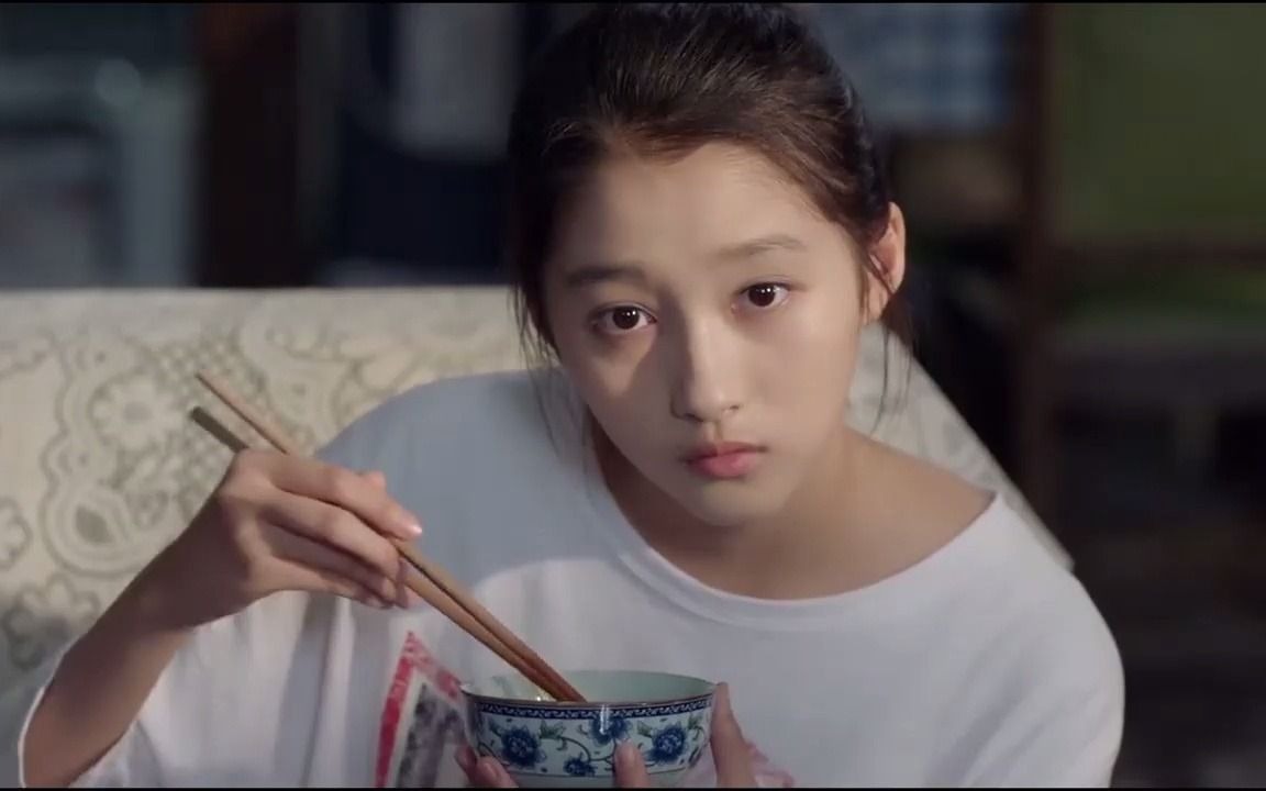 看关晓彤吃面条真香,大口大口往嘴里送,太美味了