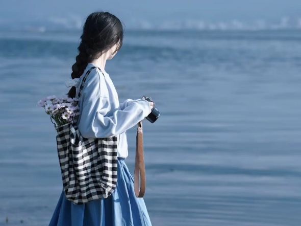 海边花朵风景少女图片