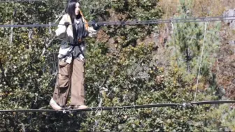 Скачать видео: [宋雨琦]勇敢狗狗不怕困难，鹿鹿也很勇敢，一个走钢丝，一个滑索道