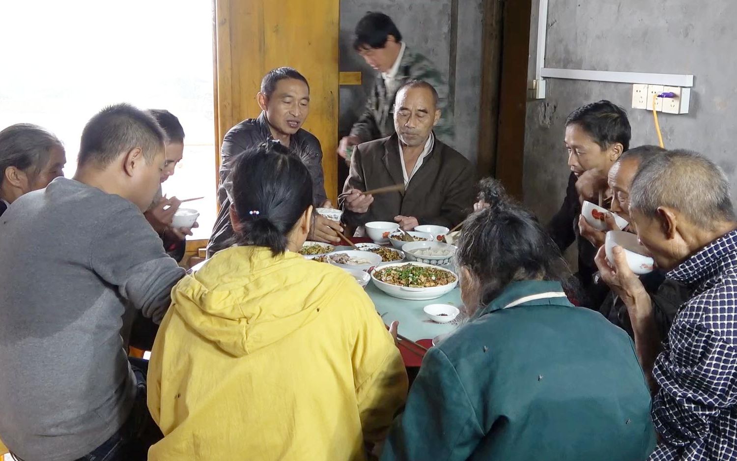 农村四哥王四家今天拉瓦亲戚朋友帮忙下妈妈做美食犒劳大家