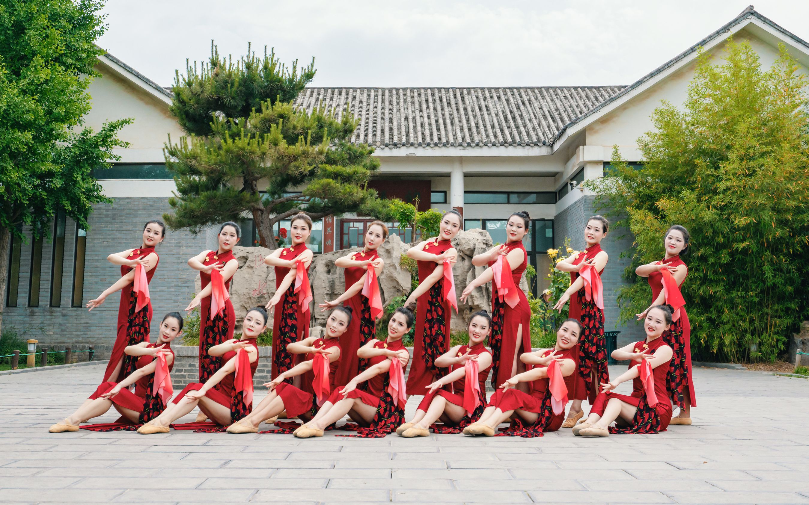 活动作品中国风年会舞蹈舞姿抚倾城旗袍小姐姐气质稳的单色舞蹈